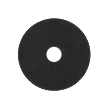Ένα μαύρο, κυκλικό Arcora Superpad Schwarz Reinigungspad από την Arcora International GmbH για υγρό καθαρισμό σε μη ευαίσθητες επιφάνειες, με μια κεντρική οπή, απεικονίζεται σε λευκό φόντο.