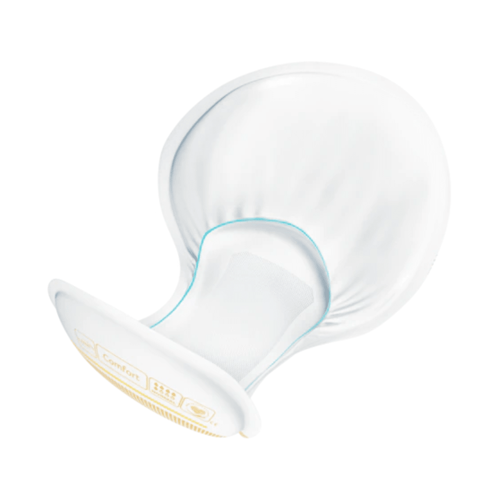 Ένα λευκό, καμπυλωτό επίθεμα TENA Comfort Normal από την Essity Germany GmbH, διακοσμημένο με πορτοκαλί σύμβολα, παρουσιάζεται μπροστά σε ένα απλό φόντο. Είναι κατασκευασμένο από μαλακά υλικά για αυξημένη άνεση και διαθέτει λεία και εργονομική σχεδίαση που είναι ιδανική για προστασία από διαρροές. Αυτό το προϊόν προσφέρει αξιόπιστη προστασία και ηρεμία.