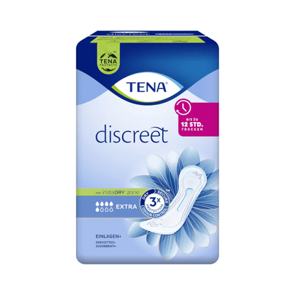 Η εικόνα δείχνει μια συσκευασία TENA Lady Discreet Extra επιθέματα ακράτειας με 20 επιθέματα. Η συσκευασία σε μπλε και μοβ αποχρώσεις με λουλουδάτο μοτίβο και απεικόνιση επιθεμάτων τονίζει χαρακτηριστικά όπως τριπλή προστασία και έως 12 ώρες ξηρότητας χάρη στην προηγμένη τεχνολογία InstaDRY.