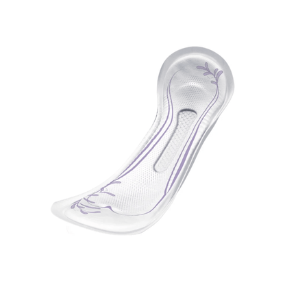 Μια διαφανής, περιγεγραμμένη σόλα TENA Lady Discreet Maxi με μοβ διακοσμητικά στοιχεία προσφέρει στήριξη και άνεση. Έχει αναπτυχθεί από την Essity Germany GmbH ειδικά για άνετη εφαρμογή στα παπούτσια και υποστηρίζει όλους όσους αναζητούν διακριτικές λύσεις για προβλήματα όπως η αδυναμία της ουροδόχου κύστης, χωρίς να χρειάζεται να θυσιάζουν το στυλ.