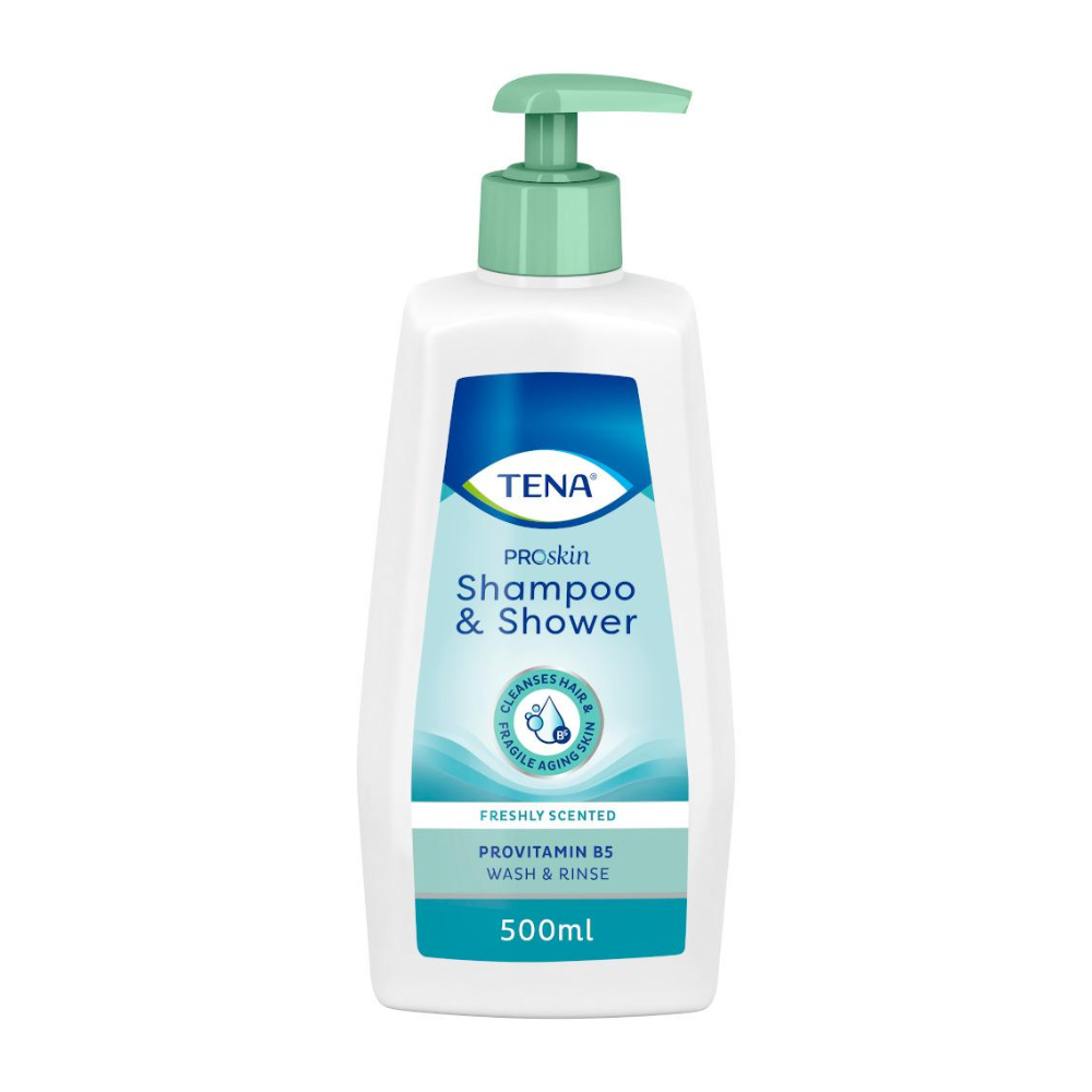 Το TENA Shampoo & Shower 500 ml της Essity Germany GmbH με πράσινη αντλία είναι ιδανικό για ευαίσθητη επιδερμίδα. Η φρεσκομυριστή του φόρμουλα, εμπλουτισμένη με προβιταμίνη Β5, παρουσιάζεται σε μια κομψή λευκή συσκευασία με μπλε και πράσινες πινελιές.