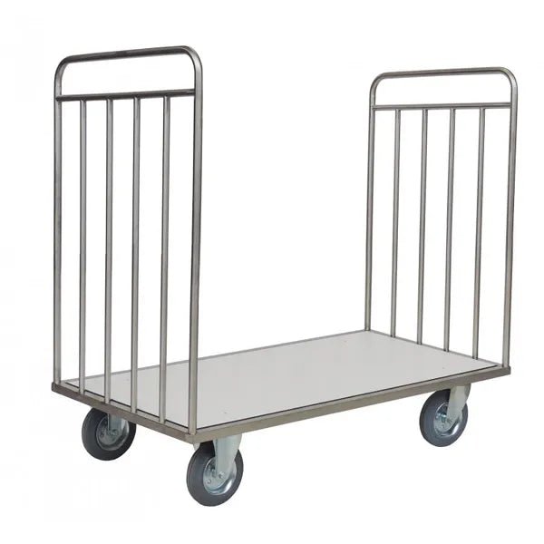 Ένα καρότσι μεταφοράς Novocal χωρίς πίσω τοίχωμα από ανοξείδωτο χάλυβα με επίπεδη πλατφόρμα, τέσσερις τροχούς και σταθερές κάθετες ράβδους και στα δύο άκρα για ασφαλή μεταφορά αντικειμένων.