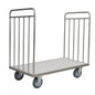 Ένα καρότσι μεταφοράς Novocal χωρίς πίσω τοίχωμα από ανοξείδωτο χάλυβα με επίπεδη πλατφόρμα, τέσσερις τροχούς και σταθερές κάθετες ράβδους και στα δύο άκρα για ασφαλή μεταφορά αντικειμένων.