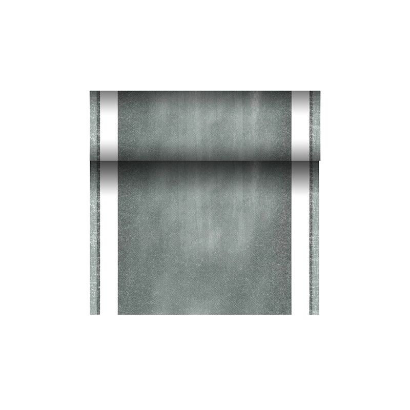 Μια ροδέλα υφασμάτινης πράσινης ράννερ τραπεζιού από το PAPSTAR ράννερ τραπεζιού PV-Tissue Mix «ROYAL Collection» με καθαρές λευκές άκρες είναι εν μέρει ξετυλιγμένη μπροστά από ένα απλό λευκό φόντο. Αυτό το προϊόν που κατασκευάζεται από την PAPSTAR GmbH παρουσιάζει μια ελαφρώς καιρική εμφάνιση λόγω της μοναδικής του σύνθεσης από μείγμα κυτταρίνης-βισκόζης-tissue.