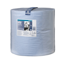 Ένα μεγάλο ρολό Tork εξαιρετικά ανθεκτικών χαρτοπετσετών πολλαπλών χρήσεων Premium W1 2-στρώσεων από την Essity Professional Hygiene Germany GmbH διαθέτει στην μπροστινή πλευρά ετικέτα με πληροφορίες προϊόντος και εικονογραφικές εικόνες εφαρμογής. Με υψηλή απορροφητικότητα, περιλαμβάνει πρακτική λωρίδα μεταφοράς.