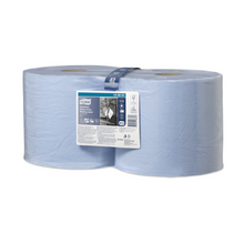 Δύο μεγάλες ρολά Tork 130081 εξαιρετικά ανθεκτικά βιομηχανικά χαρτομάντηλα Premium, συσκευασμένα σε διαφανές πλαστικό, είναι ιδανικά για την αφαίρεση λαδιού, λίπους και λιπαντικών. Η ετικέτα περιέχει πληροφορίες προϊόντος, συμπεριλαμβανομένης της μάρκας TORK – Essity Professional Hygiene Germany GmbH και λεπτομερείς προδιαγραφές. Αυτά τα μαντηλάκια είναι κατάλληλα για χρήση με συστήματα διανομής Tork Maxi εσωτερικής εκτύλιξης.