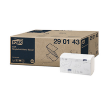 Ένα κουτί Tork 290143 μαλακές πετσέτες χεριών ζιγκ-ζαγκ Advanced H3 2-στρώσεων εκτίθεται δίπλα σε μια ανοιχτή συσκευασία με σχέδιο φύλλων. Το κουτί με τον αριθμό μοντέλου 29 01 43 έχει ένα μπλε-μπεζ χρωματικό σχήμα, που ταιριάζει ιδανικά με τη ρύθμιση διανομέα Advanced H3 Tork.