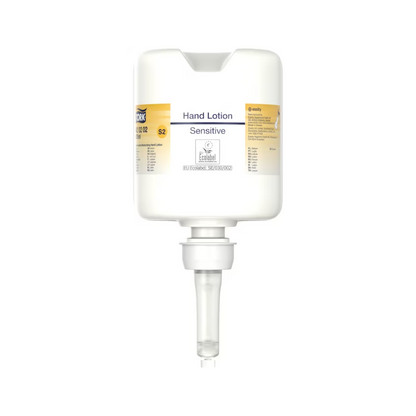 Ένας διανομέας λοσιόν χεριών Tork 420202 σε λευκό με διαφανές ακροφύσιο και την επιγραφή «Ευαίσθητη Ενυδατική Απολύμανση Χεριών» με μικρή γραμματοσειρά προσφέρει ένα μινιμαλιστικό σχέδιο που επικεντρώνεται στη διανομή ενυδατικής λοσιόν, ιδανικό για τη φροντίδα ευαίσθητου δέρματος.