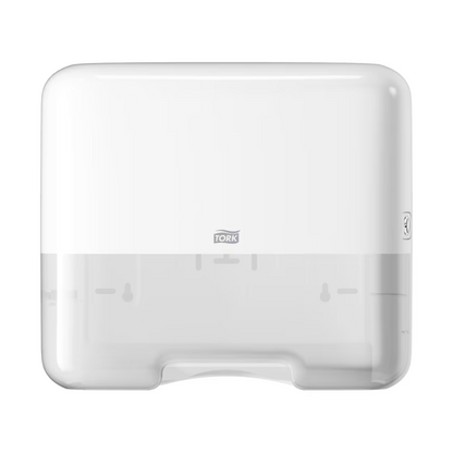 Ο Tork 553100 Mini-διανομέας για ζιγκ-ζαγκ πετσέτες Elevation H3 από την TORK - Essity Professional Hygiene Germany GmbH είναι ένας λευκός, ορθογώνιος διανομέας χαρτοπετσετών με διάφανο κάτω μέρος. Διαθέτει ένα μικρό λογότυπο στο κέντρο και ενσωματώνει την απλή, λειτουργική κομψότητα που χαρακτηρίζει το σχέδιο Elevation. Έτσι, είναι ιδανικός για την αποδοτική διανομή ζιγκ-ζαγκ πετσετών.