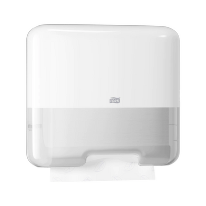 Ο Tork 553100 Mini-διανομέας για ζιγκ-ζαγκ πετσέτες, σχεδιασμένος στο μοντέρνο στυλ Elevation H3, παρουσιάζει κομψά το εμπορικό σήμα "Tork" στο μπροστινό μέρος. Ένα διαφανές τμήμα στο κάτω μέρος επιτρέπει την προβολή μιας μερικώς διανεμημένης ζιγκ-ζαγκ πετσέτας.