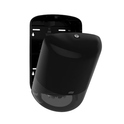 Ο διανομέας εσωτερικής εκτύλιξης Tork 559008 Elevation M2 από την Essity Professional Hygiene Germany GmbH παρουσιάζεται σε ένα κομψό και στρογγυλεμένο μαύρο σχέδιο για επιτοίχια τοποθέτηση. Διαθέτει ένα ελαφρά ανοιγμένο μπροστινό κάλυμμα που υποδηλώνει τη μεγάλη του χωρητικότητα, όλα σε ένα απλό λευκό φόντο που τονίζει την μοντέρνα και κομψή εμφάνισή του.