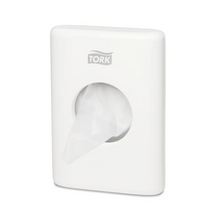 Ένας διανομέας σακουλών υγιεινής Tork 566000 Elevation B5, ο οποίος έχει σχεδιαστεί για τοποθέτηση στον τοίχο, παρουσιάζει κομψά την επωνυμία «TORK – Essity Professional Hygiene Germany GmbH» στην κορυφή. Μία σακούλα τραβιέται μερικώς από το κεντρικό άνοιγμα, αυξάνοντας τόσο την άνεση όσο και το στυλ στον χώρο σας.