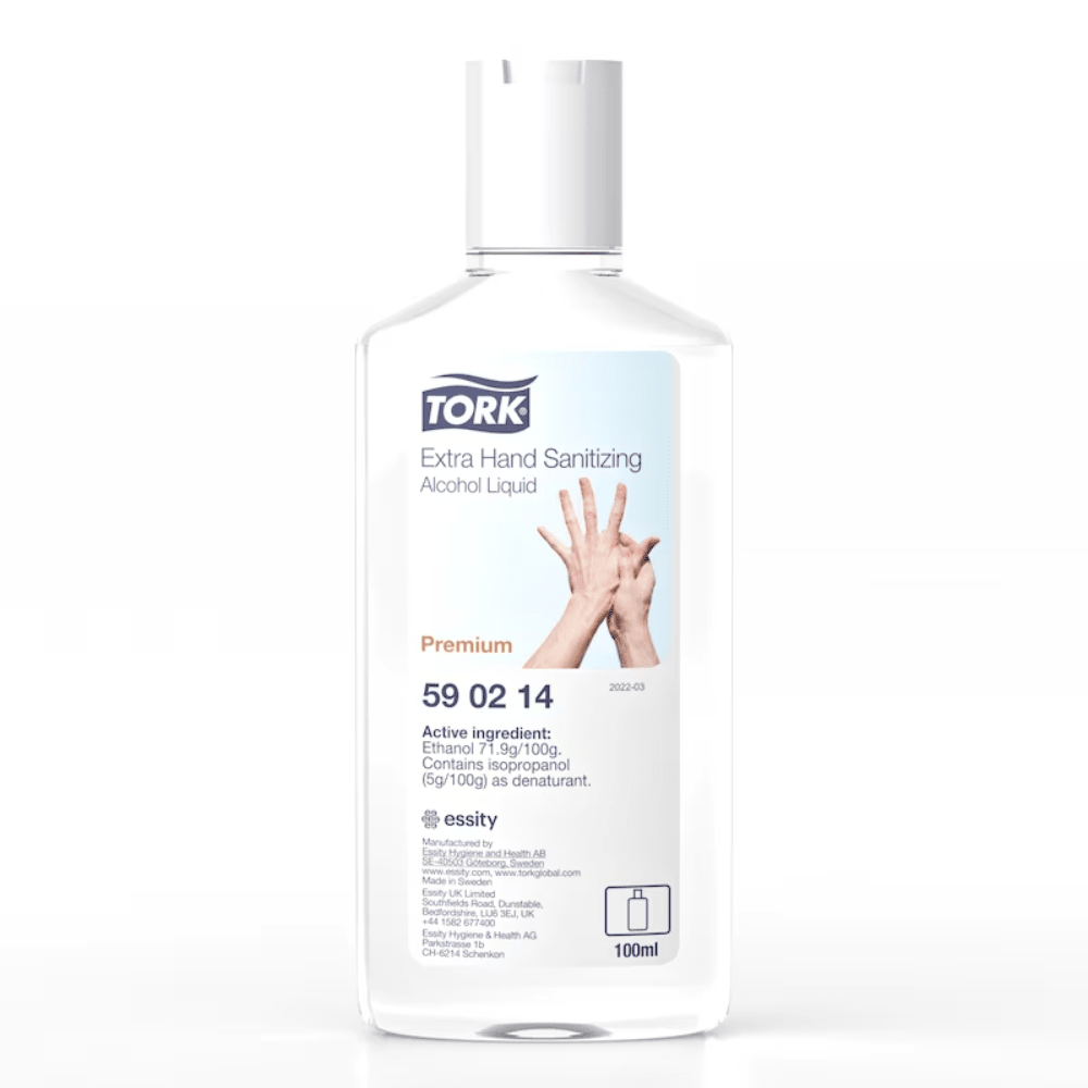 Ένα μπουκάλι 100 ml Tork 590214 Extra Απολυμαντικό Υγρό Χεριών έχει μια ετικέτα που τονίζει τα χέρια και δείχνει καθαρά συστατικά όπως η αιθανόλη. Το λογότυπο TORK είναι εμφανές και ένα σύμβολο ανακύκλωσης βρίσκεται διακριτικά στη βάση.