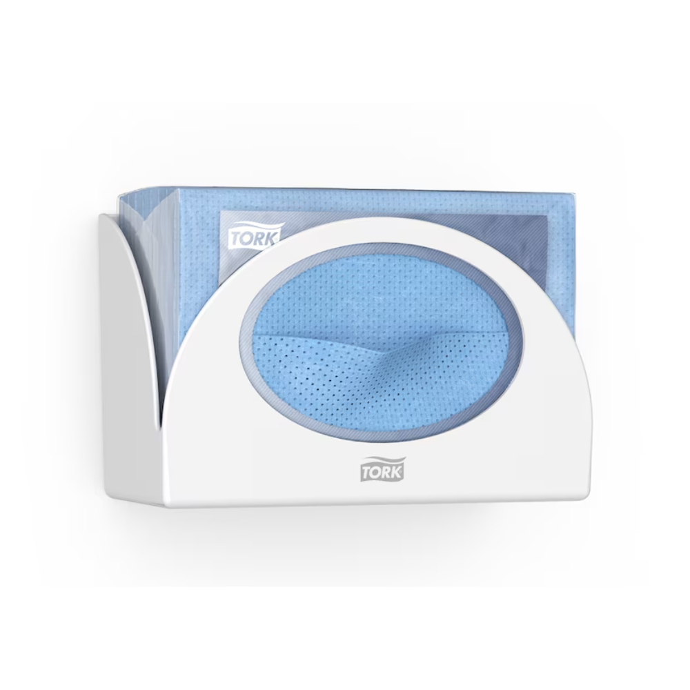 Ένας Tork 655100 Small Pack Papierspender Performance W8 από την Tork - Essity Professional Hygiene Germany GmbH, που παρέχει υγιεινή προστασία, κρατά μια στοίβα μπλε χαρτοπετσέτες μιας χρήσης. Ένα πανί τραβιέται εν μέρει μέσα από το άνοιγμα του διανομέα. Το λογότυπο «Tork» είναι σαφώς ορατό τόσο στον λεπτό διανομέα όσο και στη συσκευασία των πετσετών.