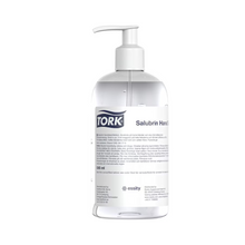 Το Tork 911103 Salubrin Gel Απολύμανσης Χεριών Premium, διαθέσιμο σε κουτί με οκτώ φιάλες, είναι ένα διάφανο πλαστικό μπουκάλι με αντλία που περιέχει 350 ml απολυμαντικού χεριών με 70% αλκοόλ για αποτελεσματική χρήση. Με την πολυγλωσσική του σήμανση και το λευκό καπάκι και αντλία, αυτό το προϊόν διανέμεται από την Essity Professional Hygiene Germany GmbH με την εμπορική ονομασία TORK. Έχει σχεδιαστεί για την αποτελεσματική καταπολέμηση των ιογενών περιβλημάτων.