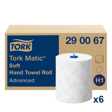Εικόνα ενός Tork Matic® 290067 μαλακού ρολού πετσέτας χεριών Advanced H1 2-στρώσεων συσκευασίας, που δείχνει ένα καφέ κουτί με το εμβληματικό λογότυπο της μάρκας. Δίπλα είναι ένας λευκός ρολός πετσέτας χεριών διακοσμημένος με σχέδια φύλλων και επισημασμένος με 'H1 x6', καθιστώντας τον ιδανικό για προχωρημένο στέγνωμα χεριών με το αξιόπιστο σύστημα ρολών πετσέτας χεριών Tork Matic® από την TORK – Essity Professional Hygiene Germany GmbH.