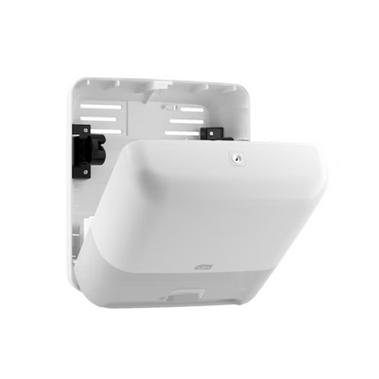 Ο αισθητήρας Tork Matic® 551100 για ρολά πετσετών Elevation H1 από την TORK – Essity Professional Hygiene Germany GmbH είναι ένας κομψός διανομέας από λευκό πλαστικό για τοποθέτηση στον τοίχο. Το κλειδωμένο καπάκι του και ο εύκολα ανοιγόμενος σχεδιασμός εξασφαλίζουν αποδοτικό, ανέπαφο στέγνωμα χεριών. Το απλό λευκό φόντο είναι ιδανικό για την αποθήκευση χαρτοπετσετών και υπογραμμίζει την κομψή και λειτουργική αισθητική αυτού του διανομέα αισθητήρα Tork Matic.