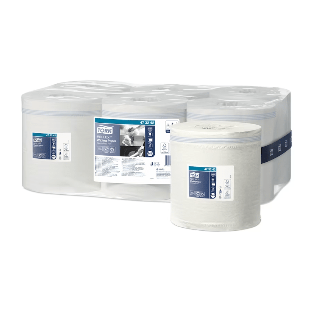 Ένα κουτί Tork Reflex™ 473242 Πολυχρηστικά Χαρτομάντηλα Advanced M4 1-στρώσης από την TORK – Essity Professional Hygiene Germany GmbH απεικονίζεται σε μια πλαστική συσκευασία, η οποία είναι σχεδιασμένη για διανομείς εσωτερικής εκτύλιξης. Το σετ περιλαμβάνει έξι ρολά, το καθένα από τα οποία είναι συσκευασμένο σε διαφανές πλαστικό. Οι ετικέτες στα ρολά δείχνουν πληροφορίες προϊόντος και εμπορικά σήματα.