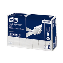Μια συσκευασία Tork Xpress® 120398 μαλακές πολλαπλών πτυχών πετσέτες χεριών Advanced H2 2-στρώσεων, με σχέδιο με χέρια στις πετσέτες χεριών και μπλε και λευκά στοιχεία, κατασκευασμένες από ανακυκλωμένες ίνες και με 21 συσκευασίες ανά κουτί.