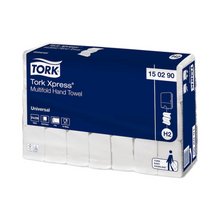 Μια συσκευασία Tork Xpress® 150290 Multifold-Handtücher με την επιγραφή «Universal H2» περιέχει στην μπλε-λευκή εξωτερική πλευρά λεπτομέρειες προϊόντος και προδιαγραφές. Τα σύμβολα στην μπροστινή πλευρά τονίζουν τη χρήση και τη συμβατότητα και αναδεικνύουν τη μάρκα TORK – Essity Professional Hygiene Germany GmbH.