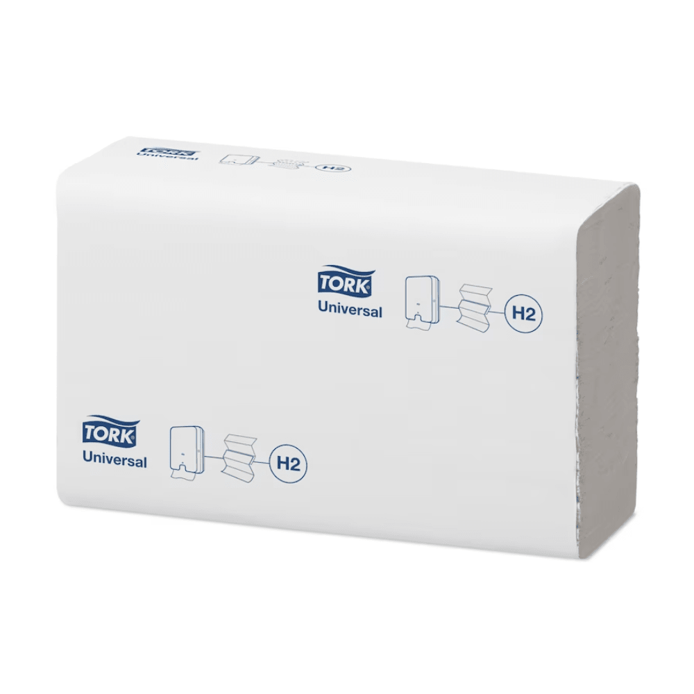 Ένας σωρός από Tork Xpress® 471093 Universal H2 Multifold-πετσέτες φαίνεται μπροστά από ένα απλό λευκό φόντο. Η συσκευασία, που φέρει το μπλε λογότυπο TORK της Essity Professional Hygiene Germany GmbH, δείχνει σύμβολα που υποδεικνύουν τη χρήση των Multifold-πετσετών. Ο ορθογώνιος σωρός έχει μια ορατή ανοιχτή άκρη, υπογραμμίζοντας το πρακτικό του σχέδιο.