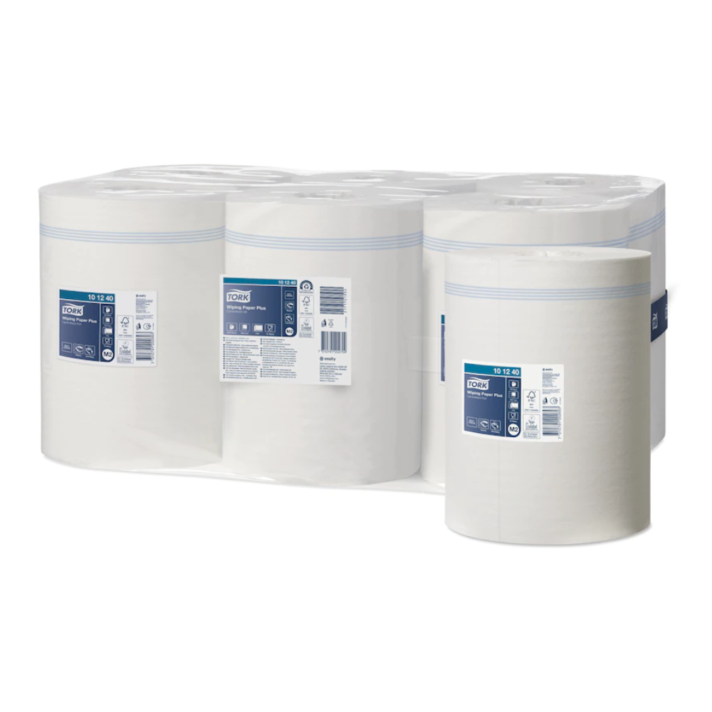 Εκτίθεται μια συσκευασία με έξι ρόλους Tork Xpress® Ισχυρά Πολυχρηστικά Χαρτοπετσέτες Advanced 2-στρώση, κάθε μία με μια μπλε-λευκή ετικέτα με λεπτομέρειες προϊόντος. Συσκευασμένα σε διαφανή πλαστική συσκευασία, αυτές οι χαρτοπετσέτες από την TORK – Essity Professional Hygiene Germany GmbH προσφέρουν προηγμένη τεχνολογία 2-στρώσεων για εξαιρετική απορροφητικότητα.
