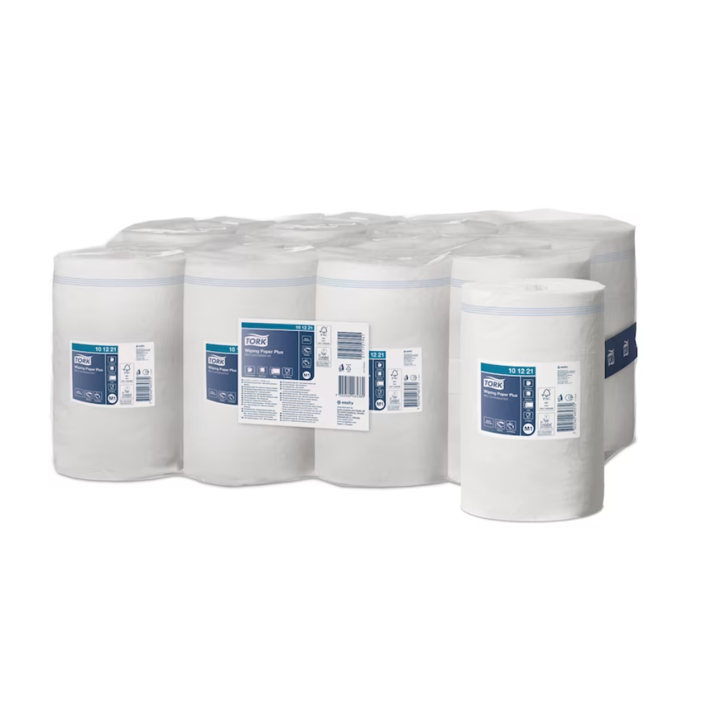 Πολλοί ρόλοι Tork Xpress® Ισχυρά Πολυχρηστικά Χαρτοπετσέτες με Προηγμένη 2-στρώση υφή είναι τακτοποιημένοι σε δύο σειρές και συσκευασμένοι σε πλαστικές συσκευασίες. Κάθε ρόλος διαθέτει μια μπλε-λευκή ετικέτα με πληροφορίες προϊόντος και σύμβολα σε ένα απλό λευκό φόντο.