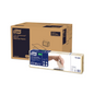Σε ένα κουτί με την επιγραφή „Tork Xpressnap® 13840 Spenderserviette Natur mit Umweltsymbol Advanced N4 1-lagig“ υπάρχει μια στοίβα φιλικών προς το περιβάλλον μονοστρωματικών χαρτοπετσετών από ανακυκλωμένες ίνες. Μια εικόνα δείχνει ένα χέρι που τραβάει μια χαρτοπετσέτα από το κουτί διανομής. Το προϊόν είναι από την TORK – Essity Professional Hygiene Germany GmbH.