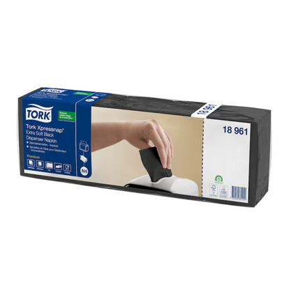 Das Bild zeigt eine Verpackung der Tork Xpressnap® 15850 Extra Soft Spenderserviette N4 2-lagig und betont deren Premiumqualität. Ein Foto zeigt eine Hand, die gekonnt eine Serviette aus dem Spender zieht, was den Serviettenverbrauch reduzieren soll. Die Verpackung enthält Angaben zu acht Packungen pro Karton und ist mit der Marke TORK – Essity Professional Hygiene Germany GmbH verbunden.