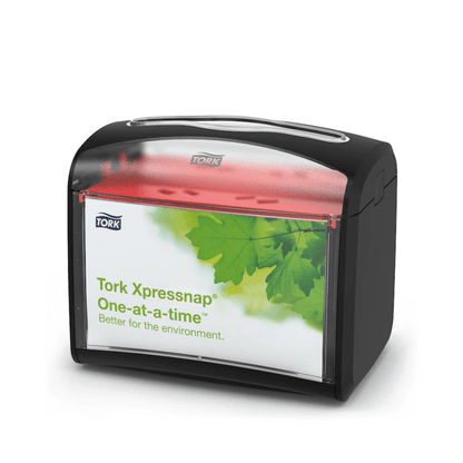Ο διανομέας χαρτοπετσετών Tork Xpressnap® 272611 από την TORK – Essity Professional Hygiene Germany GmbH έχει μαύρη κορυφή και διαφανή μπροστινή πλευρά με σχέδιο πράσινου φύλλου και την επιγραφή «Tork Xpressnap One-at-a-time – καλύτερα για το περιβάλλον». Αυτός ο διανομέας βελτιώνει την υγιεινή και ταυτόχρονα μειώνει αποτελεσματικά την κατανάλωση χαρτοπετσετών.