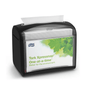 Ένας μαύρος διανομέας χαρτοπετσετών Tork Xpressnap® 272611, που διανέμεται από την TORK – Essity Professional Hygiene Germany GmbH, παρουσιάζεται με μια ετικέτα με πράσινα φύλλα και το μήνυμα «Μία-μία. Καλύτερα για το περιβάλλον». Μια μεμονωμένη χαρτοπετσέτα εκδίδεται μερικώς από πάνω για να προάγει την υγιεινή και την αποδοτική κατανάλωση χαρτοπετσετών.