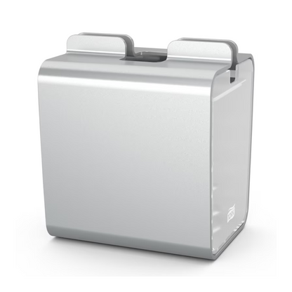 Ένα κομψό ασημένιο μεταλλικό κουτί ψωμιού ορθογώνιας μορφής με κυλιόμενο καπάκι, που θυμίζει μινιμαλιστικά σχέδια που συχνά βρίσκονται σε εστιατόρια αυτοεξυπηρέτησης. Η λεία και γυαλιστερή επιφάνειά του ταιριάζει καλά με τον διανομέα χαρτοπετσετών Tork Xpressnap® 274002 από αλουμίνιο της TORK – Essity Professional Hygiene Germany GmbH και προσφέρει μια ενιαία αισθητική κουζίνας.