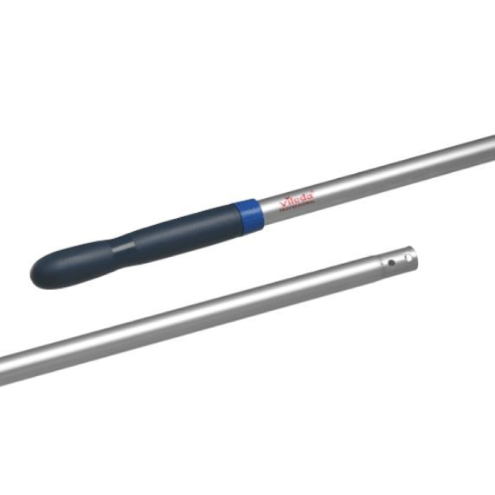 Απεικονίζονται δύο τμήματα του επαγγελματικού αλουμινένιου κονταριού Vileda με κλιπ μπλε - 150 cm. Το ανώτερο τμήμα διαθέτει εργονομική λαβή με μπλε λαβή και κόκκινο λογότυπο. Το κατώτερο τμήμα, κατασκευασμένο από τη Vileda GmbH, έχει δύο μικρές τρύπες για στερέωση και υποστηρίζει το σύστημα τεσσάρων χρωμάτων.