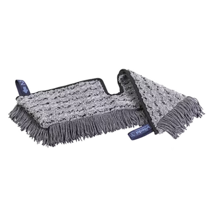 Ένα Vileda Professional Swep Duo r-MicroCombi Mop με μέγεθος 50 cm, κατασκευασμένο από την Vileda GmbH, διαθέτει μια γκρι κεφαλή σφουγγαρίστρας μικροϊνών με άκρες από κρόσσια σε λευκό φόντο. Η κεφαλή της σφουγγαρίστρας είναι εξοπλισμένη με δύο μπλε σημάδια και μια υφή επιφάνεια που υποδεικνύει την απόδοσή της στον καθαρισμό.