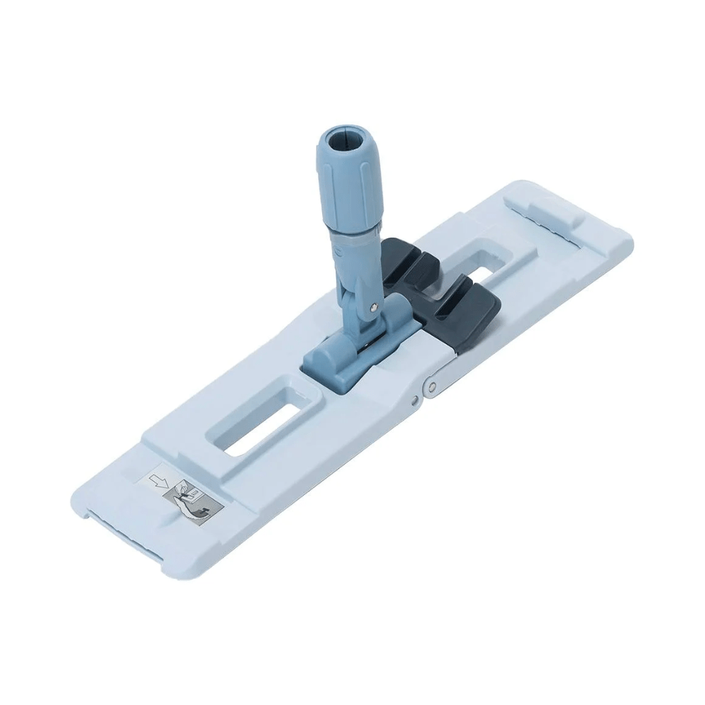 Η Vileda Professional US Pro Mophalter – 40 cm της Vileda GmbH περιλαμβάνει ένα ανοιχτό μπλε κεφαλή σφουγγαρίστρας με μια επίπεδη, ορθογώνια βάση και μια ρυθμιζόμενη σύνδεση λαβής καθώς και δύο σκούρους γκρι κλιπ για να κρατούν το πανί καθαρισμού με ασφάλεια στη θέση του.