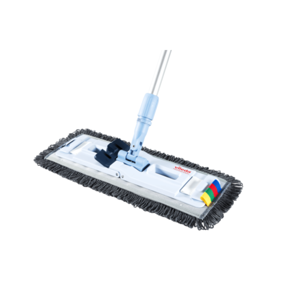 Η Vileda Professional UltraSpeed Pro r-MicroSpeed Max Mop της Vileda GmbH διαθέτει ένα ορθογώνιο κεφάλι σφουγγαρίστρας με γκρι κρόσσια και κατασκευή από μικροΐνες βελούδου υψηλής ποιότητας, το οποίο είναι στερεωμένο σε μια μακριά μεταλλική λαβή. Διαθέτει πολύχρωμες ετικέτες για εύκολη οργάνωση και η μπλε άρθρωση στη λαβή επιτρέπει τη ρύθμιση της γωνίας.