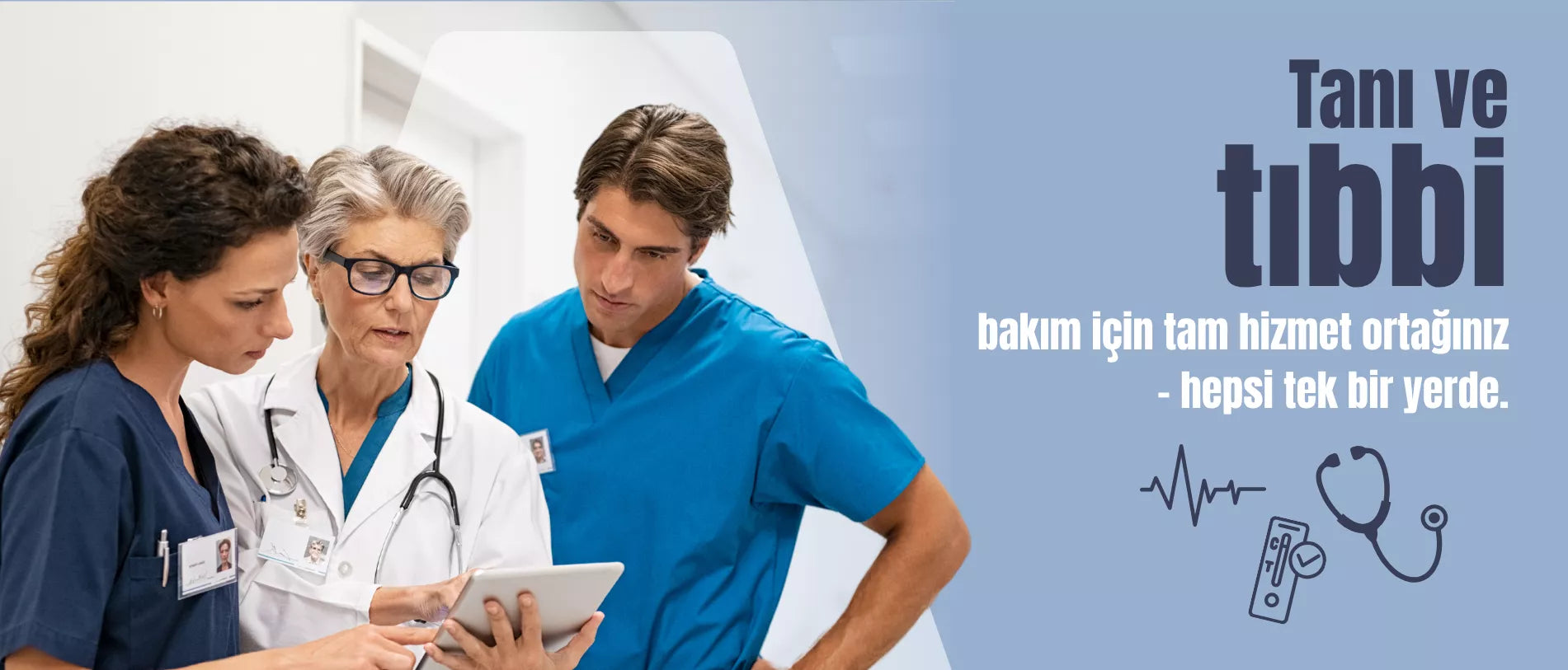Τρεις επαγγελματίες υγείας στέκονται μαζί και κοιτούν ένα τάμπλετ, ενώ δεξιά εμφανίζεται μια διαφημιστική περιοχή με ιατρικά σύμβολα.