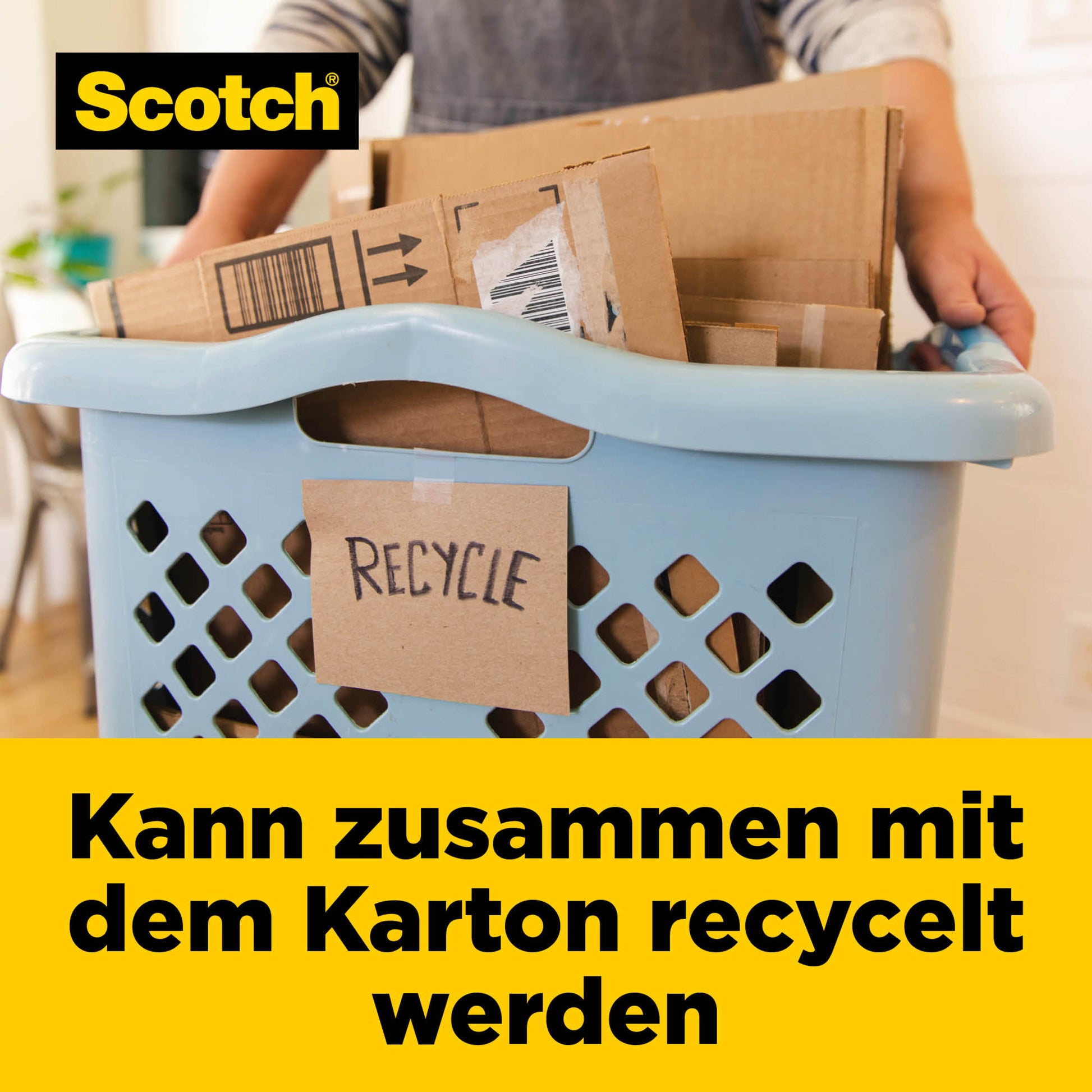 Eine Person hält einen blauen Korb mit flachgedrückter Pappe und einem "Recycle"-Schild. Das 3M Scotch® Box Lock™ Papier-Verpackungsband (48 mm x 22,8 m) Logo ist oben links. Text darunter: "Kann zusammen mit dem Karton recycelt werden.