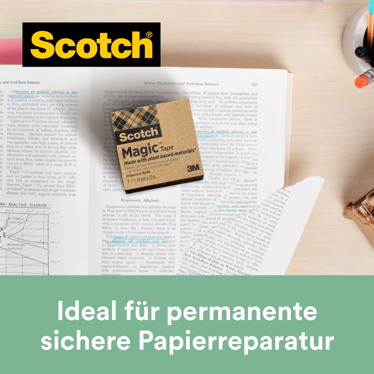Eine Rolle Scotch® Magic™ Klebeband (19 mm x 30 m, 66 % pflanzlicher Klebstoff, 3M Deutschland GmbH) liegt auf einem offenen Lehrbuch. Stift, Bleistift und weitere Schreibwaren sind nah. Ideal für unsichtbare Papierreparaturen.
