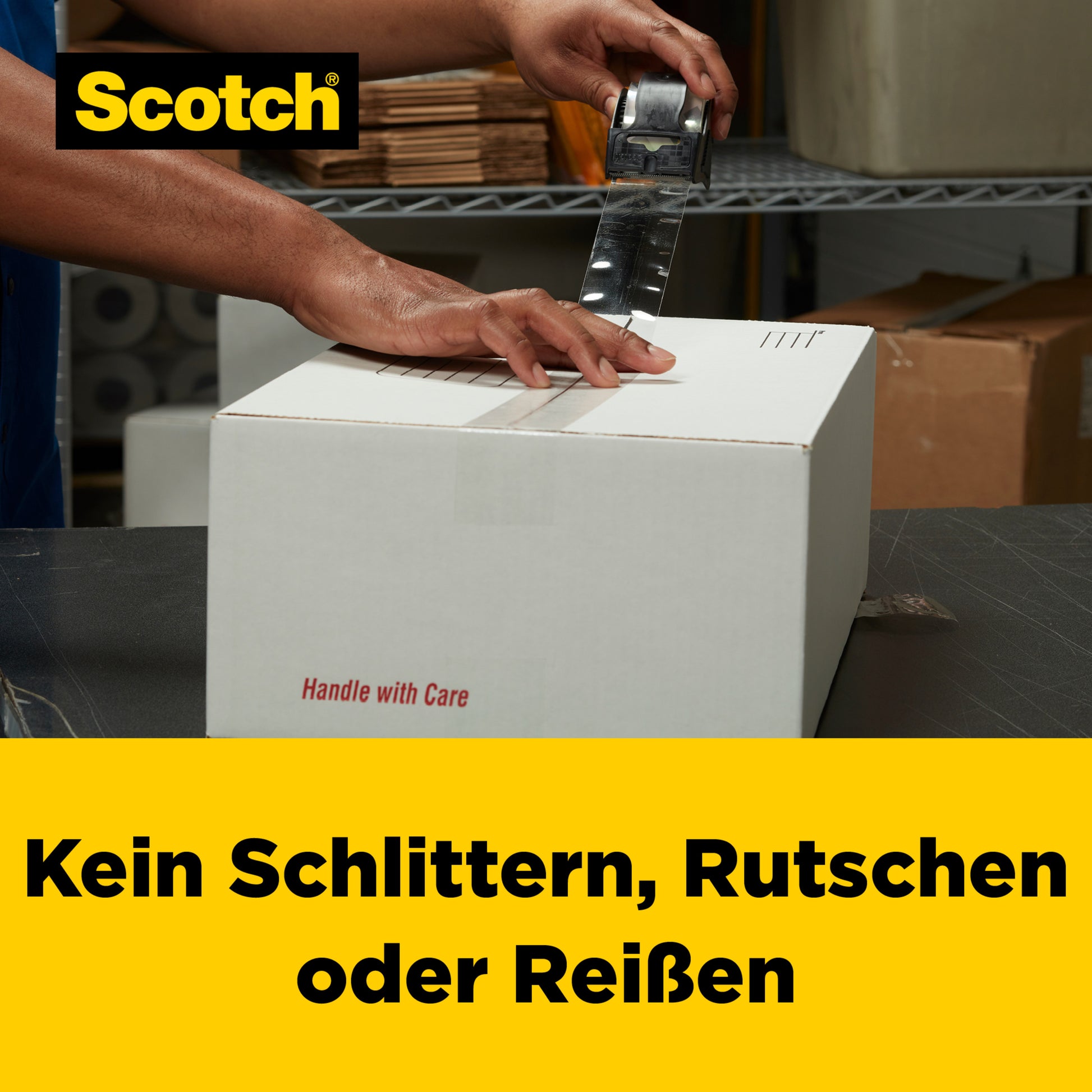 Eine Person verschließt einen weißen Karton mit Scotch® Box Lock™ Verpackungsklebeband 3950-LR3-DC (48 mm x 50 m, 3 Rollen/Packung) von 3M Deutschland GmbH. Die Schachtel steht auf einem Metalltisch und das Bild zeigt das Scotch-Logo sowie deutsche Informationen über rutschfeste Verpackungen.