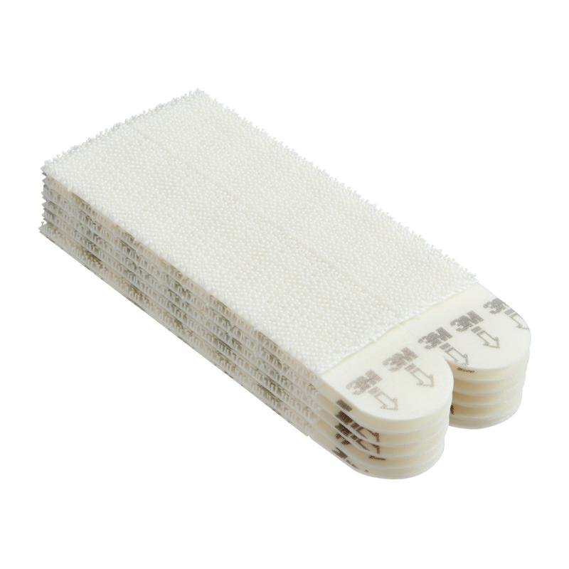 Μια στοίβα από 3M Command™ Strips Τοποθέτησης Εικόνων L (6 σετ, πακέτο προσφοράς, 17206-6), ορθογώνια, λευκά με στρογγυλεμένα άκρα και καρτέλα με εκτύπωση βέλους και οδηγίες, φαίνεται από το πλάι. Μάρκα: 3M Deutschland GmbH.