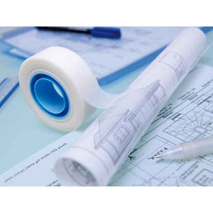 Ένα ρολό αόρατης ταινίας Scotch® από την 3M, αφαιρούμενη (19 mm x 33 m), βρίσκεται σε ένα ανοιχτό μπλε γραφείο δίπλα σε ένα τυλιγμένο αρχιτεκτονικό σχέδιο, ένα στυλό και έγγραφα σχεδιασμού.