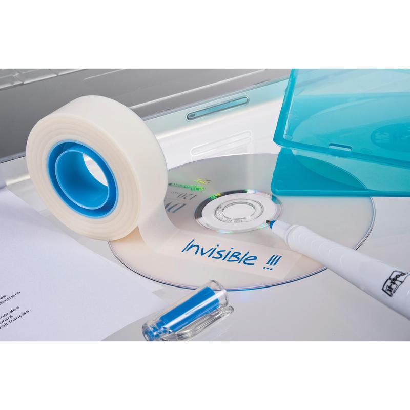Ένα ρολό αόρατης ταινίας Scotch® από την 3M Deutschland GmbH, αφαιρούμενη, 19 mm x 33 m, βρίσκεται με ένα CD με την επιγραφή "Invisible !!!", έναν μπλε μαρκαδόρο, ένα USB-Stick, χαρτί και μια ανοιχτή μπλε θήκη CD πάνω σε μια λευκή επιφάνεια δίπλα σε ένα φορητό υπολογιστή.