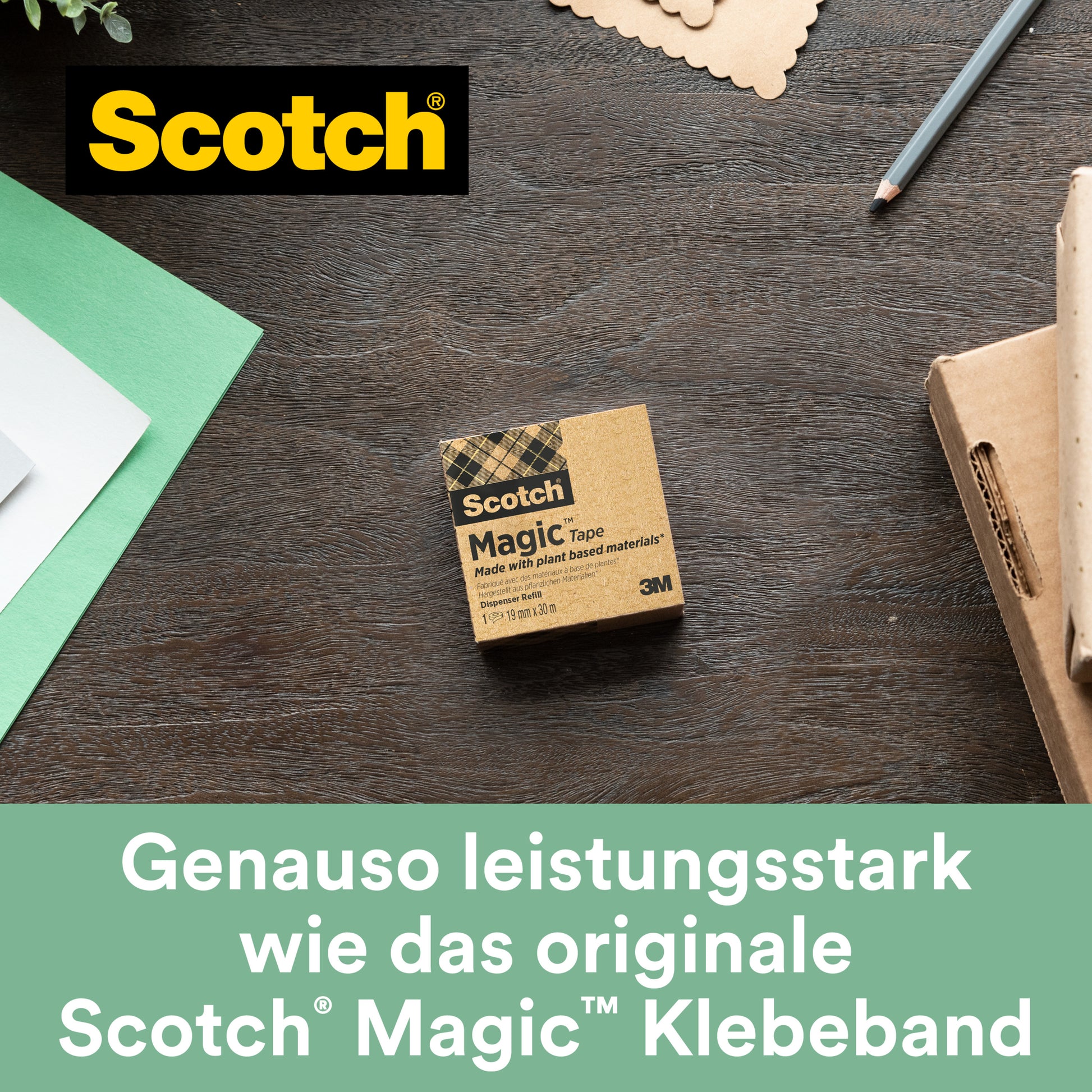 Eine Packung 3M Scotch® Magic™ Klebeband 9-1930R (19 mm x 30 m, 1 Rolle) mit 66 % pflanzlichem Klebstoff liegt auf Holz mit Papier, Umschlägen und Stift. Text: "Genauso leistungsstark wie das originale Scotch Magic Klebeband.