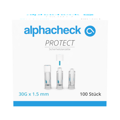 Ένα κουτί με ασφαλείς λαντσετς Alphacheck PROTECT (30G x 1,5 mm, 100 τεμάχια) από την Berger Med GmbH για ανώδυνη λήψη αίματος. τρεις λαντσετς με προστατευτικά καπάκια και το λογότυπο alphacheck σε λευκό φόντο.