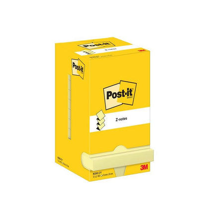 Ένα κίτρινο κουτί Post-it® Super Sticky Z-Notes (76 x 76 mm, 100 φύλλα/μπλοκ, 12 μπλοκ/συσκευασία) της 3M Deutschland GmbH απεικονίζεται σε μια χάρτινη συσκευασία πιστοποιημένη από το PEFC με το λογότυπο και μια εικόνα των σημειώσεων.
