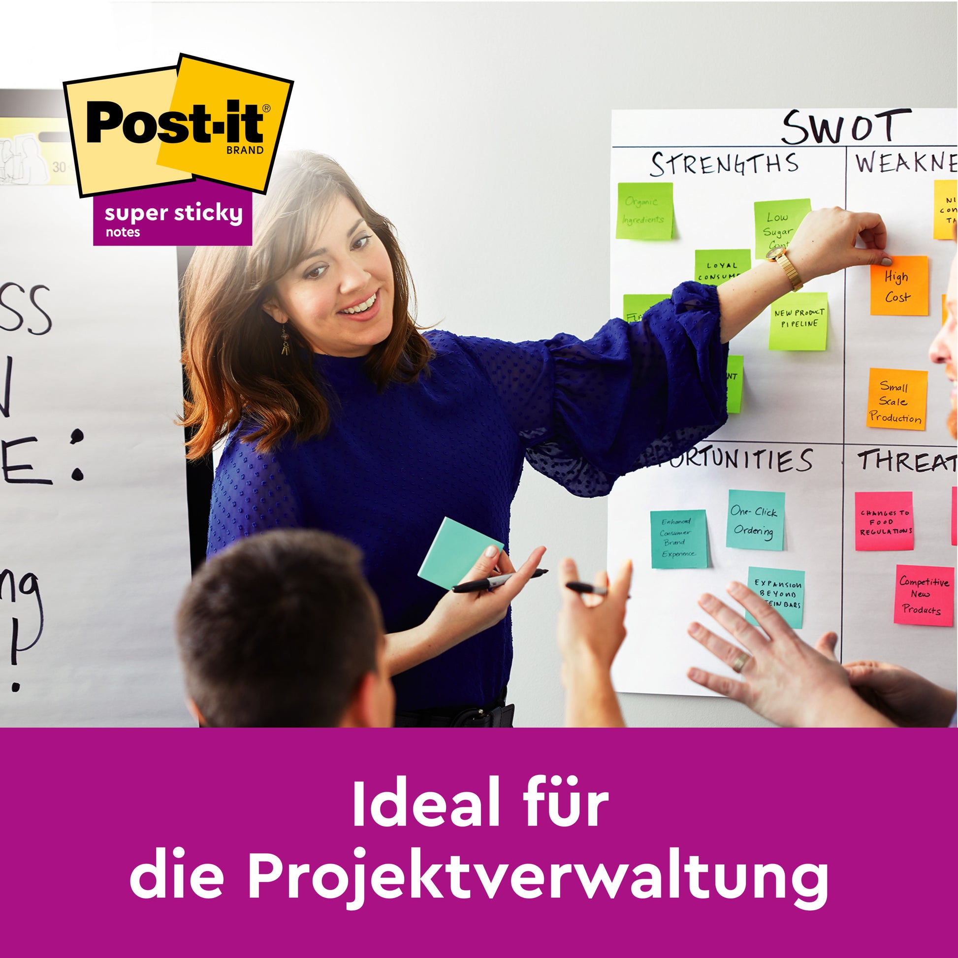 Eine Frau in blauer Bluse leitet eine Gruppendiskussion mit 3M Deutschland GmbH Post-it® Super Sticky Notes (76 mm x 76 mm, 45 Blatt/Block, 100% PEFC) auf einer SWOT-Tafel. In der linken oberen Ecke steht "Ideal für die Projektverwaltung" mit dem Logo.