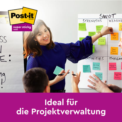 Eine Frau steht vor einem Whiteboard mit Post-it® Super Sticky Notes von 3M Deutschland GmbH in verschiedenen Farben und Größen (45 Blatt/Block, 3 Blöcke, 100% PEFC) für Projektverwaltung. Text: "Ideal für die Projektverwaltung.