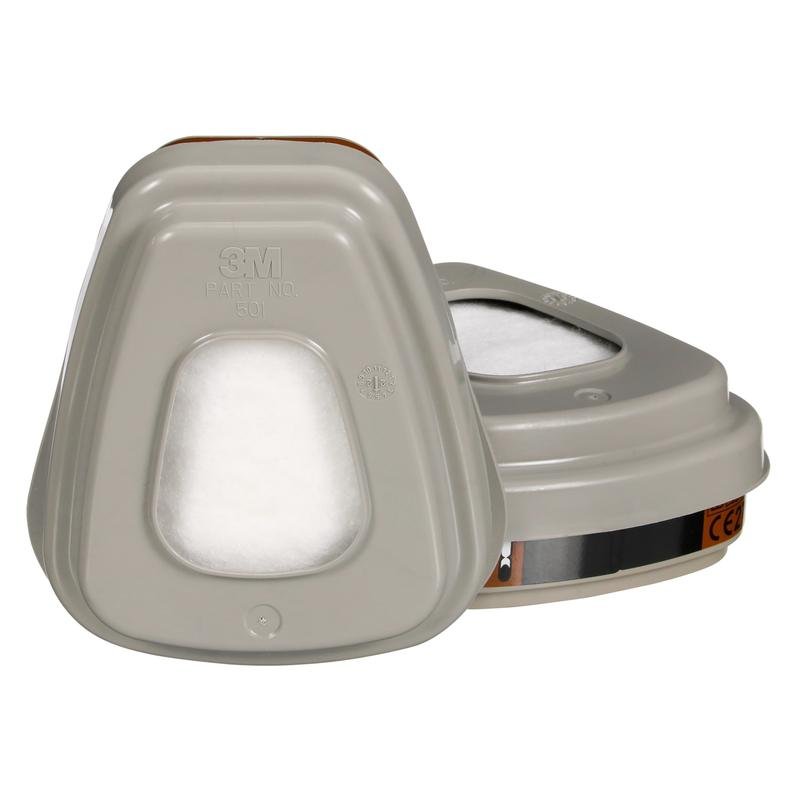 Απεικονίζονται δύο ανοιχτόγκριζα 3M™ Σετ φίλτρων 6003-1SP A2P3 φίλτρα (Συσκευασία: 1 τεμάχιο, καθένα 2x6055, 2x5935, 2x501) της 3M Deutschland GmbH - το ένα όρθιο, το άλλο στο πλάι -, που τονίζουν τις λεπτομέρειες του προϊόντος και μια ανακλαστική λωρίδα για οργανικούς ατμούς και σωματίδια.