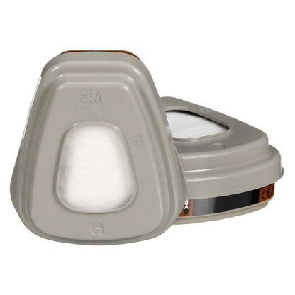 Απεικονίζονται δύο ανοιχτόγκριζα 3M™ Σετ φίλτρων 6003-1SP A2P3 φίλτρα (Συσκευασία: 1 τεμάχιο, καθένα 2x6055, 2x5935, 2x501) της 3M Deutschland GmbH - το ένα όρθιο, το άλλο στο πλάι -, που τονίζουν τις λεπτομέρειες του προϊόντος και μια ανακλαστική λωρίδα για οργανικούς ατμούς και σωματίδια.